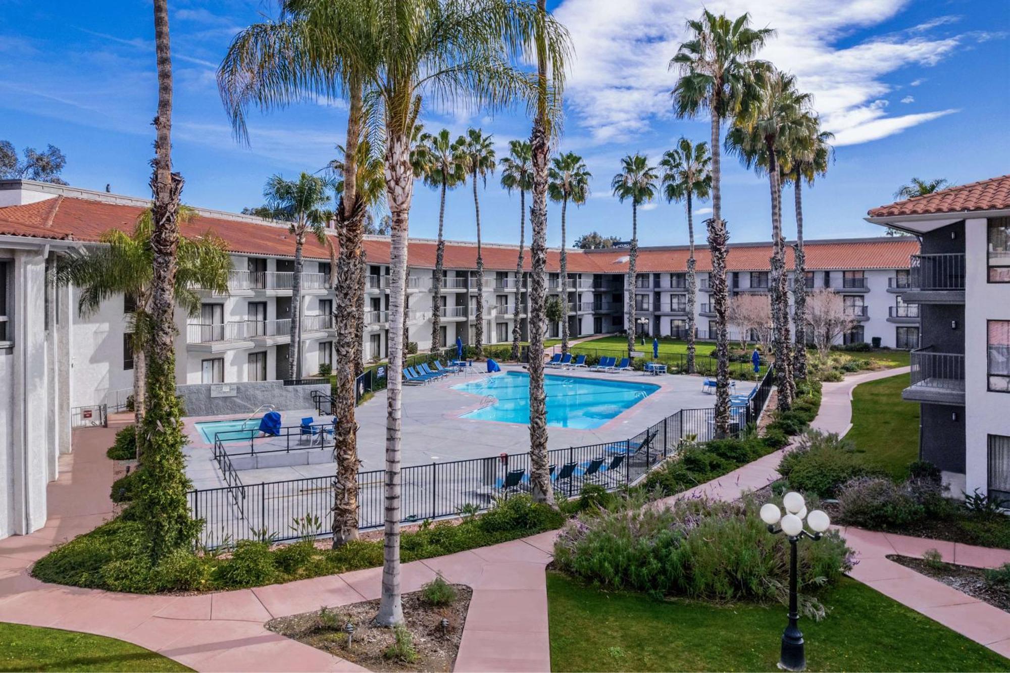 Doubletree By Hilton Bakersfield Hotel Exterior foto